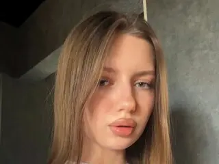 NoraLong pussy live